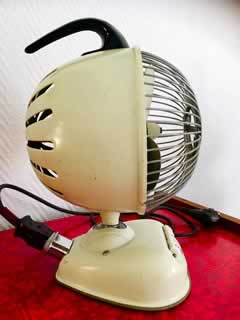 Ventilateur « Climetta » de la marque allemande Maybaum, design années 50, ventilation d’air froid et chaud ( 2 positions chacune), avec poignée de transport, bel esprit indus, dimensions H/L/l: 32/21/20 cm.