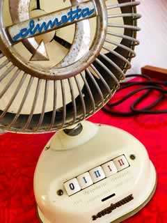 Ventilateur « Climetta » de la marque allemande Maybaum, design années 50, ventilation d’air froid et chaud ( 2 positions chacune), avec poignée de transport, bel esprit indus, dimensions H/L/l: 32/21/20 cm.