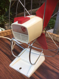 Ventilateur de table vintage, de marque Indola, made in Holland 1958, pivote sur son axe et peut également se fixer au mur comme une applique. Dimensions: H 27, L 22, P 15.