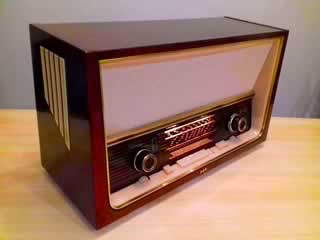 Radio modèle Tambour 61 Stereo, restaurée, années 1960–1962.