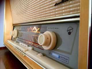 Radio modèle Granada 21300, restaurée, années 1961-1962.