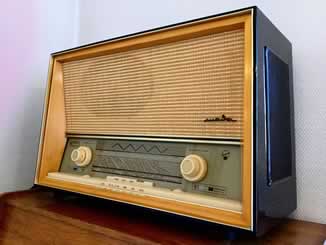 Radio modèle Granada 21300, restaurée, années 1961-1962.