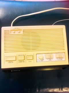 Radio réveil Sanyo vintage, des années 70, boîtier en plastique beige, écran noir avec affichage digital rouge, radio FM, MW, LW. Dimensions H 7.5, L 25, P 17.5