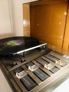 Tourne disque Philips 381, stéréo 2 enceintes hifi, année 1972, en bon état de fonctionnement, lecture de 33T et 45T, dim : H 15 x L 45 x P 26.