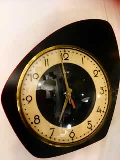 Horloge FFR murale, Formica noir à bordure rouge, cerclage laiton, 3 aiguilles, mouvement quartz à pile, fonctionne très bien.