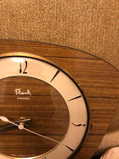 Horloge FLASH transistor, made in France, support Formica simili bois, en parfait état de fonctionnement.