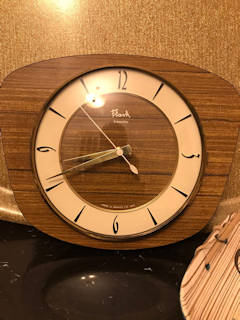 Horloge FLASH transistor, made in France, support Formica simili bois, en parfait état de fonctionnement.