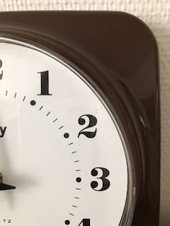 Horloge carrée MATY, en plastique brun, fonctionne parfaitement, système quartz à pile, 21 cm de côté.