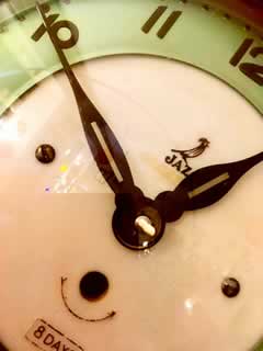 Horloge murale JAZ, Bakélite des années 50, cadran métal et verre, système mécanique à remontoir, clef disponible, dim: H 20; L 27; P 6.
