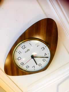 Horloge originale MATY, en Formica brun, simili placage bois, 3 aiguilles, mouvement quartz à pile, fonctionne parfaitement.
