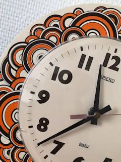 Horloge ronde 70’, en plastique, fonctionnelle, système Quartz à pile, diamètre : 24 cm.
