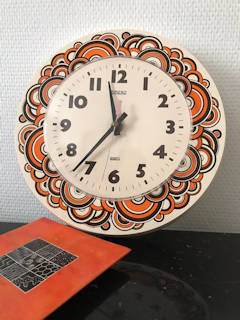 Horloge ronde 70’, en plastique, fonctionnelle, système Quartz à pile, diamètre : 24 cm.