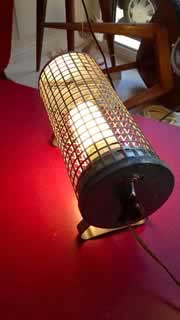 Ancienne lampe chauffante vintage des années 50, transformée en luminaire à poser de style industriel.