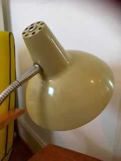 Lampe à poser, de bureau ou de chevet, métal beige, flexible H moyenne 38cm, Ø abat-jour 17,5cm, Ø socle 13cm.