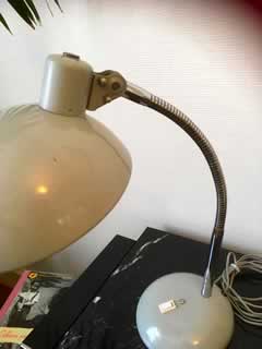 Lampe à poser, bureau,  métal gris, flexible, H moyenne 48cm, Ø abat-jour 21,5cm, Ø socle 18cm.