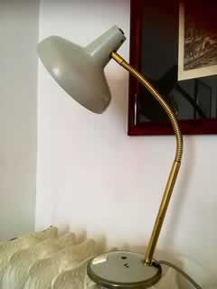 Lampe à poser, style industriel, lampe de bureau, métal gris, flexible, H moyenne 53cm, Ø abat-jour 20cm, Ø socle 15cm.