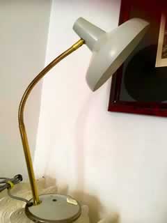 Lampe à poser, style industriel, lampe de bureau, métal gris, flexible, H moyenne 53cm, Ø abat-jour 20cm, Ø socle 15cm.