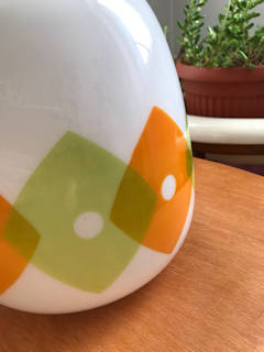 Jolie suspension en opaline blanche, décorée avec motifs géométriques, orange et vert , idéale pour une cuisine ou chambre d’enfant, dimensions : H 20cm, diamètre 18 cm.
