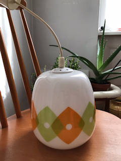 Jolie suspension en opaline blanche, décorée avec motifs géométriques, orange et vert , idéale pour une cuisine ou chambre d’enfant, dimensions : H 20cm, diamètre 18 cm.