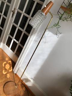Lampadaire scandinave, bois et laiton, abat-jour en verre transparent, interrupteur intégré, dimensions : H 138 cm, diamètre du plateau au sol 24,5 cm.