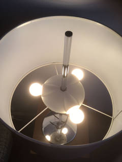 Lampe à poser fabriquée par Staff Leuchten, made in Germany, ajustable en hauteur, 3 feux, pied chrome et fonte, 1970, abat-jour neuf de diamètre 41 et hauteur 24, hauteur lampe 70 cm.