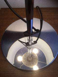 Lampe à poser fabriquée par Staff Leuchten, made in Germany, ajustable en hauteur, 3 feux, pied chrome et fonte, 1970, abat-jour neuf de diamètre 41 et hauteur 24, hauteur lampe 70 cm.
