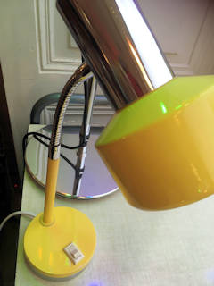 Lampe cocotte à poser, années 70, dimensions : H 35 cm, diamètre plateau et coupelle 10 cm.