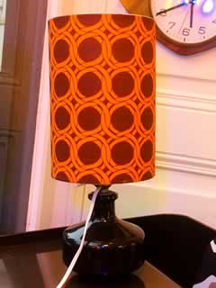 Lampe de chevet des années seventies, H 32 cm, Hauteur abat-jour 19 cm, diamètre abat-jour 13 cm; pied en verre coloré marron.