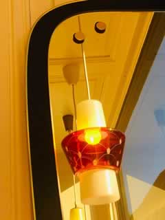 Lampe suspension fuseau, opaline blanche et pâte de verre transparente orangée d’une hauteur de 30 cm, 85