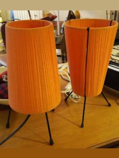 Paire de lampes de chevet, support trépied métal noir, abat-jour en ruban tissé orange.