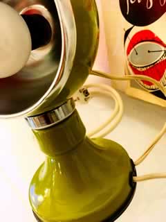Petite lampe de bureau ou de chevet « eyeball »; Particularité : la boule repose sur un pied aimanté et reste collée au socle tout en permettant son orientation. Design italien dans l’esprit de Goffredo Reggiani, années 70.
