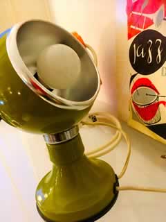 Petite lampe de bureau ou de chevet « eyeball »; Particularité : la boule repose sur un pied aimanté et reste collée au socle tout en permettant son orientation. Design italien dans l’esprit de Goffredo Reggiani, années 70.