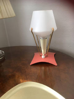 Petite lampe de chevet, pied métal vieux rose, abat-jour opaline blanche, bouton poussoir d’origine, hauteur 21,5 cm.