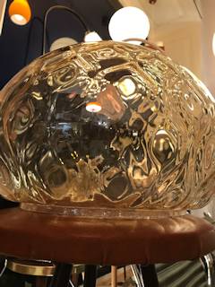 Suspension cloche, en verre ambré, avec reflets changeants dûs à l’épaisseur du verre travaillé, dimensions: diamètre 36 cm, H 24 cm.