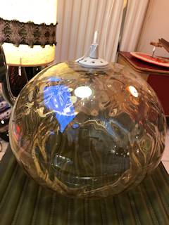 Suspension cloche, en verre ambré, avec reflets changeants dûs à l’épaisseur du verre travaillé, dimensions: diamètre 36 cm, H 24 cm.