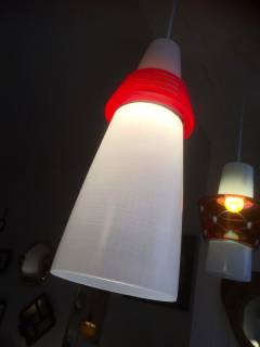 Suspension cône en pâte de verre, blanche et rouge orangé, impression quadrillée sur la partie blanche, hauteur 40cm.