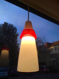 Suspension cône en pâte de verre, blanche et rouge orangé, impression quadrillée sur la partie blanche, hauteur 40cm.