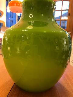 Très belle suspension verte, en verre opalin épais, à revêtement blanc à l’intérieur, édition « Parscot » France, années 70, dimensions : H 27 cm, diamètre 24 cm.