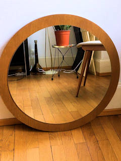 Miroir de style scandinave, de forme ronde, support bois et placage acajou, diamètre du miroir 55 cm, diamètre de l’ensemble 65 cm.