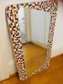 Miroir trapèze à bordure mosaïque multicolore, très fifties, dimensions (L/l) : 70/44 cm.