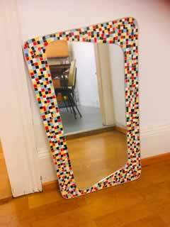 Miroir trapèze à bordure mosaïque multicolore, très fifties, dimensions (L/l) : 70/44 cm.
