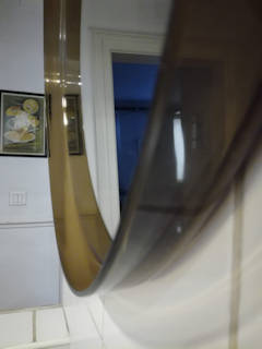 Miroir rond plexiglas, créé par Makio Hasuiko pour Guzzini en Italie, années 70, diamètre 56 cm, épaisseur 5 cm.