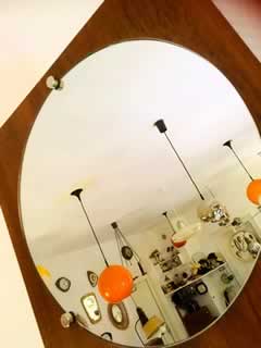 Miroir scandinave rond, monté sur un cadre bois en placage acajou, très bon état, épaisseur 1,5 cm, dim 47 cm x 47 cm.