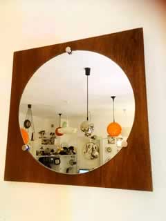 Miroir scandinave rond, monté sur un cadre bois en placage acajou, très bon état, épaisseur 1,5 cm, dim 47 cm x 47 cm.