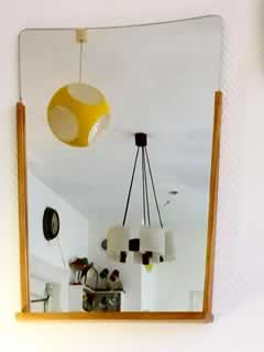 Miroir de style scandinave, vintage 1960, forme originale trapèze, support bois avec petite tablette, système de fixation murale, dimensions : H ..., L …