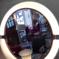 Miroir rétro éclairé, années 70, miroir inclinable, allumage et extinction par tirette, éclairage 4 ampoules led, Ø 61cm, Ø miroir 51cm, profondeur 11cm.