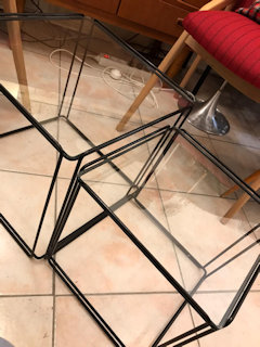 Duo de tables gigognes de Max Sauze pour Arrow, 70’ , modèle isocèle, métal et verre, dimensions de la plus grande: L 39, P 39, H 36,5; dimensions de la petite: L 32, P 32, H 30.