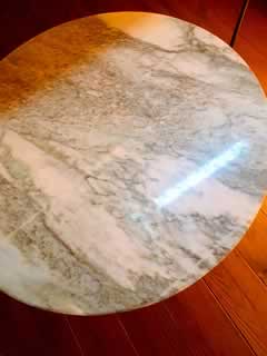 Guéridon original ou bout de canapé, plateau marbre ancien, piétement tripode en métal, à jolie forme courbée ; dimensions ( H/l): 53, 62 cm.
