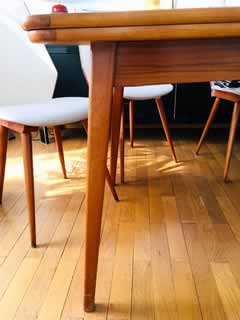 Table de salle à manger en bois massif, dessus placage bois noble, 2 rallonges intégrées, H 74cm, L 130cm et avec rallonges 207cm, l 90 cm.