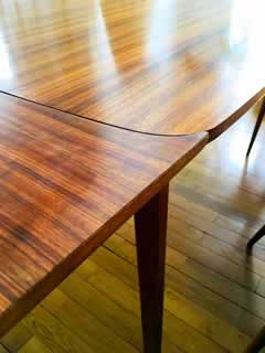 Table de salle à manger en bois massif, dessus placage bois noble, 2 rallonges intégrées, H 74cm, L 130cm et avec rallonges 207cm, l 90 cm.